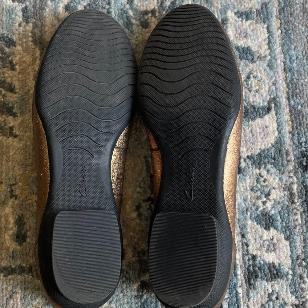 Clarks *Gold Metallic* Sara Poppy Loafer | size 6.5 | Ortholite Insole | EUC - Picture 7 of 12